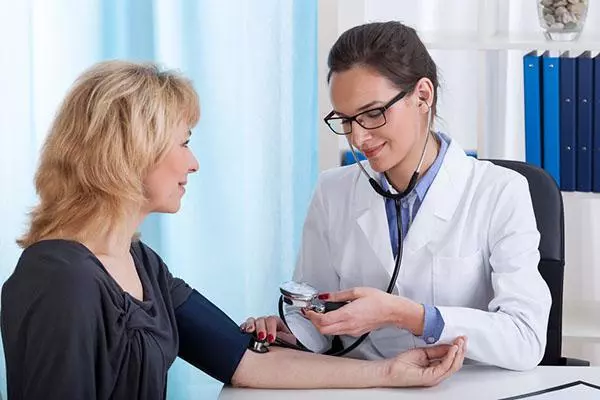 Medico-atendiendo-Paciente-6.webp